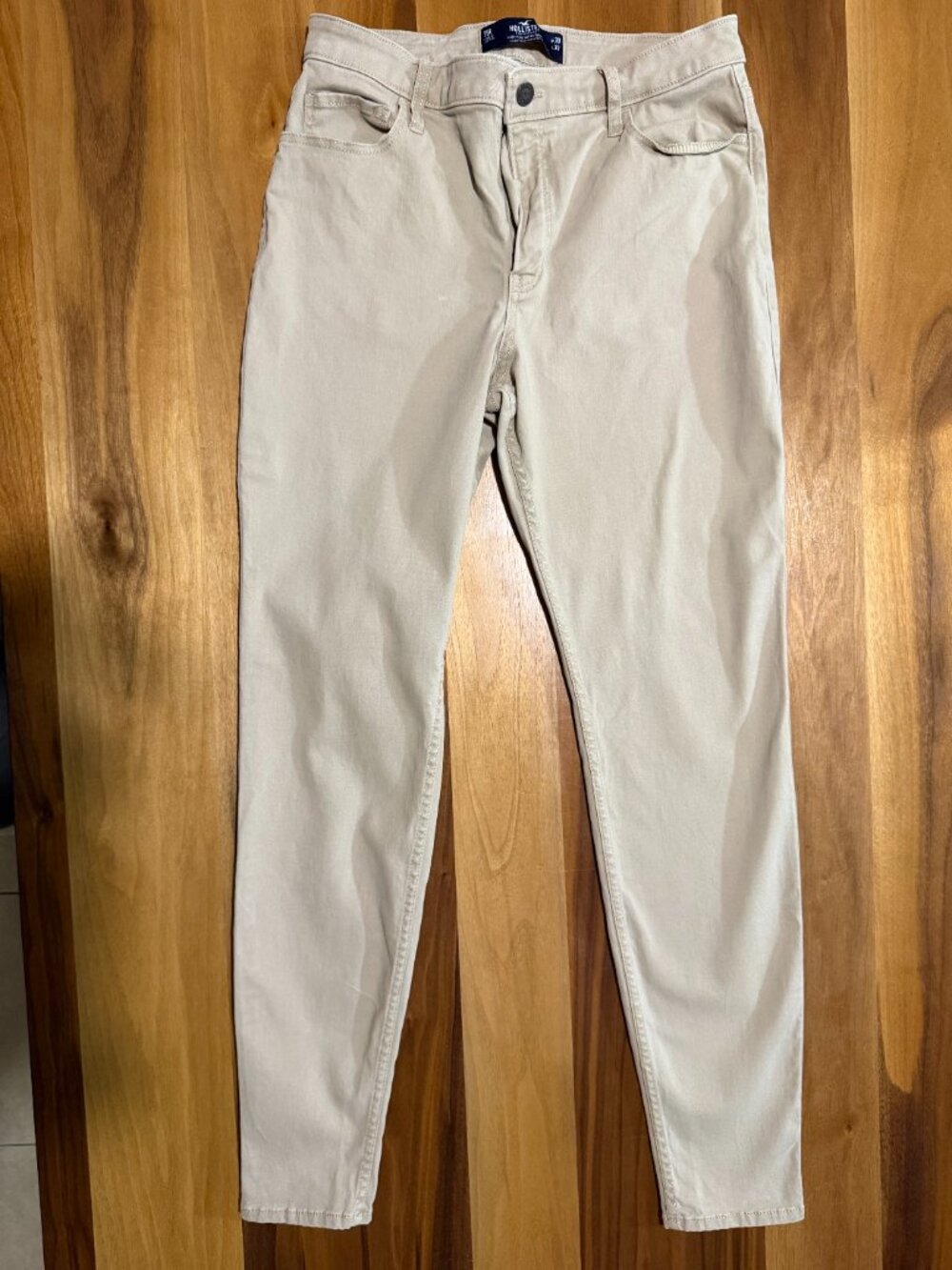 Men's Hollister khaki/tan pants in a skinny fit with stretch.